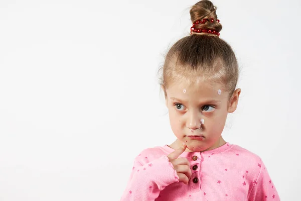 Πορτρέτο Ενός Μικρού Κοριτσιού Ανεμοβλογιά Δείχνει Ένα Δάχτυλο Ένα Κόκκινο — Φωτογραφία Αρχείου