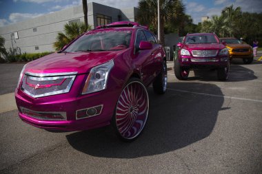 İki Pembe Metalik SUV