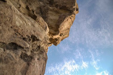 Gökyüzü karşı büyük kaya