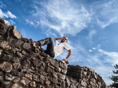 Taş duvara poz erkek