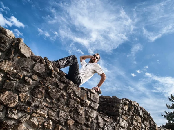 Taş duvara poz erkek