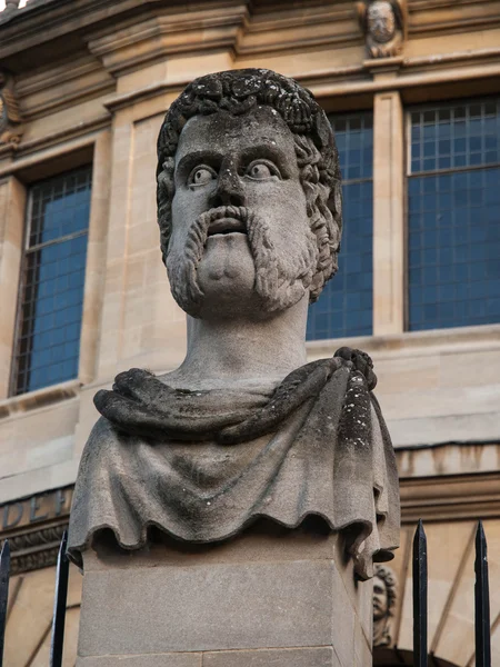 Άγαλμα στο Πανεπιστήμιο της Οξφόρδης — Φωτογραφία Αρχείου
