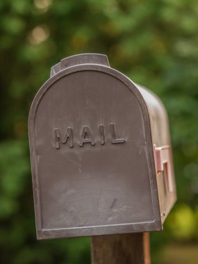 Kahverengi plastik posta kutusu