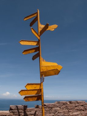 Sarı yön işaretleri