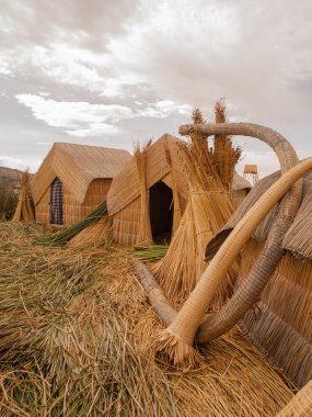 Titicaca gölü üzerinde saman kulübeleri