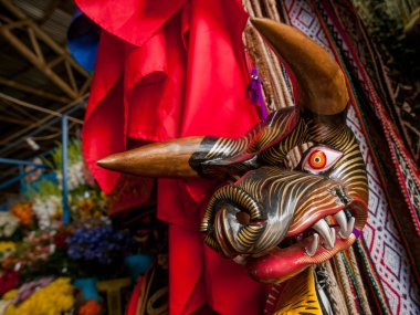 Ahşap yaban domuzu maskesi