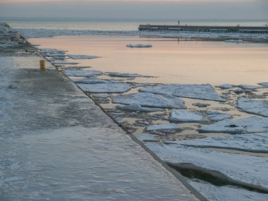 Ontario Gölü'ndeki buzda kayan