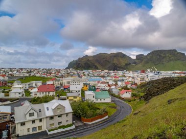 Volkan ve şehir manzaralı, Vestmannaeyjar