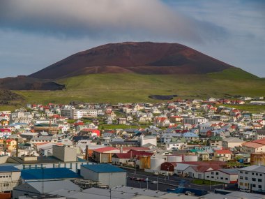 Volkan ve şehir manzaralı, Vestmannaeyjar