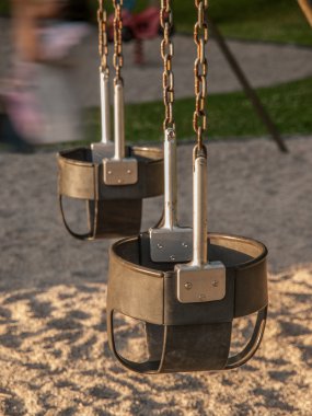 Boş kova salıncaklar