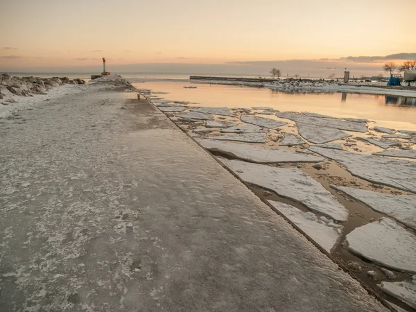 Ontario Gölü'ndeki buzda kayan
