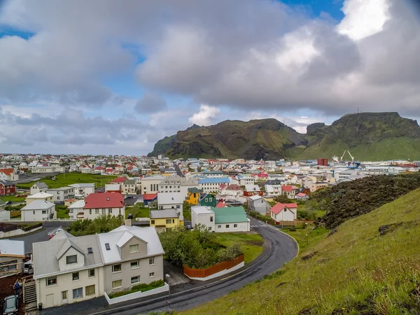 Вулкан і видом на місто з Vestmannaeyjar — стокове фото