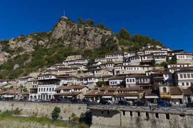 Berat, Binlerce Pencere Kenti, Arnavutluk, güneş ışığı ve mavi gökyüzü