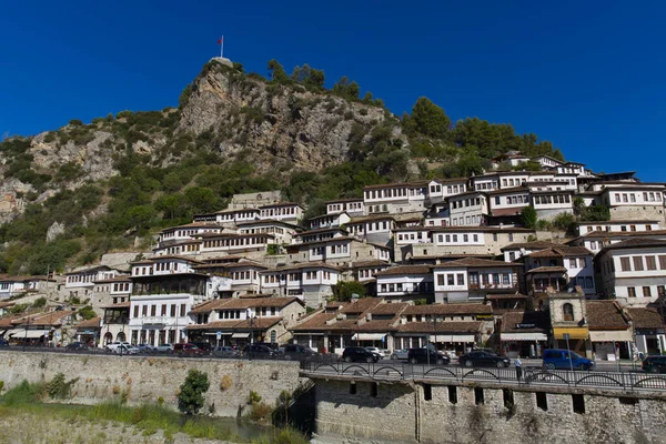 Berat, Binlerce Pencere Kenti, Arnavutluk, güneş ışığı ve mavi gökyüzü