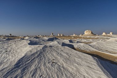 Mısır 'daki Farafra vahası yakınlarındaki Beyaz Çöl' de beyaz mineral kayaları ve kumla güzel bir manzara.