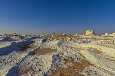 Mısır 'daki Farafra vahası yakınlarındaki Beyaz Çöl' de beyaz mineral kayaları ve kumla güzel bir manzara.