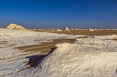 Mısır 'daki Farafra vahası yakınlarındaki Beyaz Çöl' de beyaz mineral kayaları ve kumla güzel bir manzara.