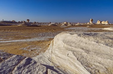 Mısır 'daki Farafra vahası yakınlarındaki Beyaz Çöl' de beyaz mineral kayaları ve kumla güzel bir manzara.