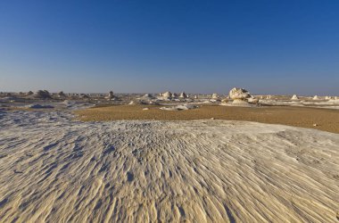 Mısır 'daki Farafra vahası yakınlarındaki Beyaz Çöl' de beyaz mineral kayaları ve kumla güzel bir manzara.