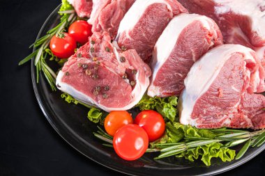 Taze ve çiğ et. Bir parça kırmızı et ızgarada ya da mangalda pişmeye hazır.