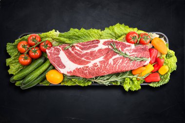 Taze ve çiğ et. Bir parça kırmızı et ızgarada ya da mangalda pişmeye hazır.