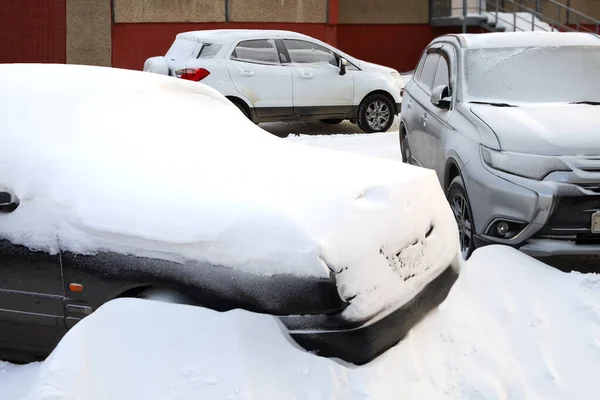 Snöstorm Täcker Bilar Med Snö Öppen Parkeringsplats — Stockfoto