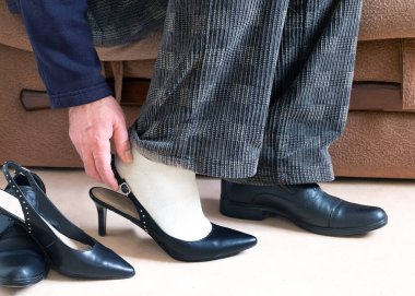 Bir erkek hoşgörülü bir ayakkabı dener..