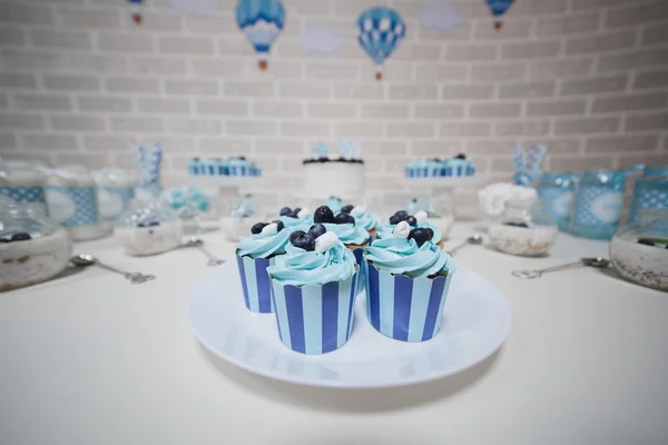 Sobremesa celebração doce whute cinza torta azul — Fotografia de Stock