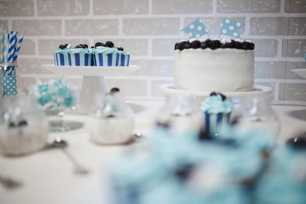 Sobremesa celebração doce whute cinza torta azul — Fotografia de Stock