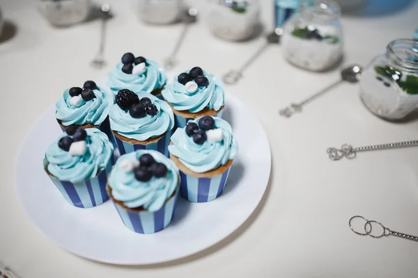 Sobremesa celebração doce whute cinza torta azul — Fotografia de Stock