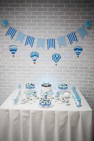 Sobremesa celebração doce whute cinza torta azul — Fotografia de Stock