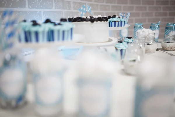 Святкування десерту солодкий сірий пиріг синій — стокове фото