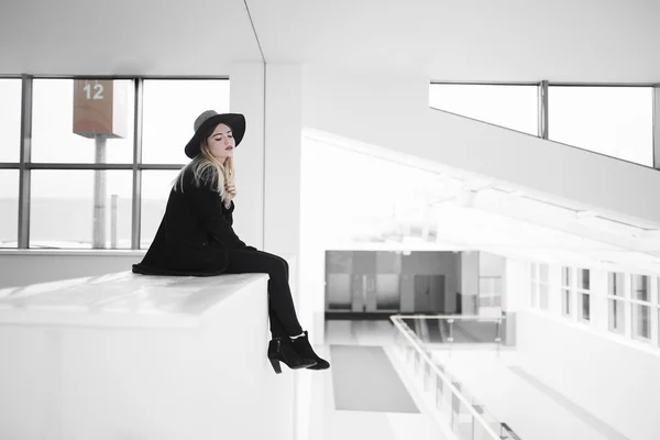 Flicka fashiom svart hatt blond vit modell Royaltyfria Stockfoton