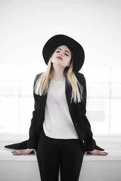 Flicka fashiom svart hatt blond vit modell Stockbild