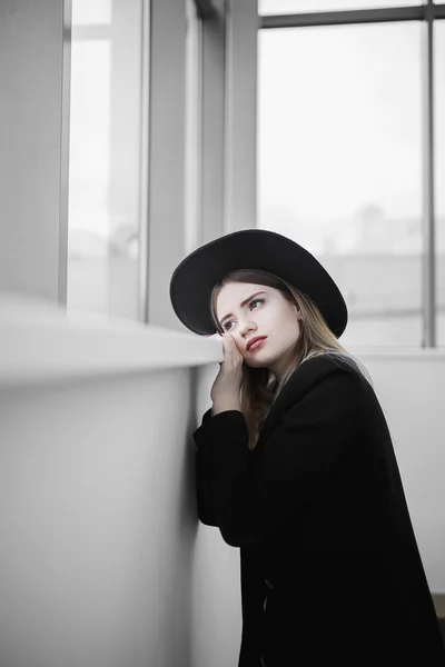 Flicka fashiom svart hatt blond vit modell Royaltyfria Stockfoton