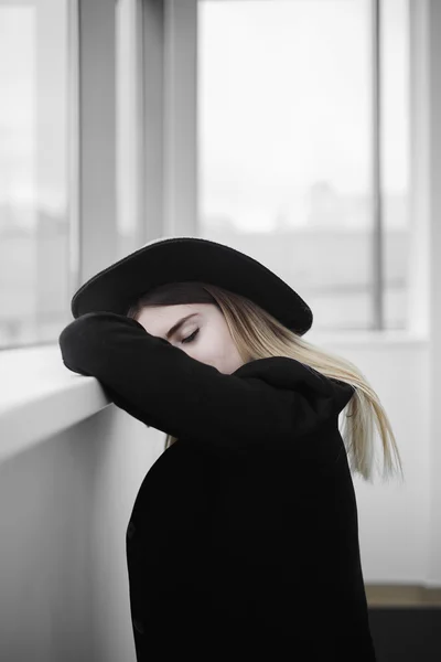 Flicka fashiom svart hatt blond vit modell Stockfoto