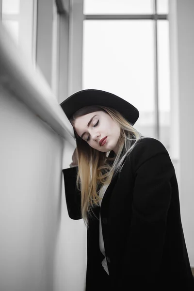 Flicka fashiom svart hatt blond vit modell Royaltyfria Stockbilder