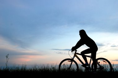 Dağ motorcu kız siluet - güzel gün batımı