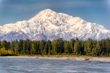 Denali Susitna nehir üzerinde yükselir