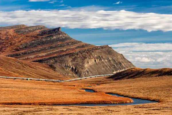 Схил гори і Аляска трубопроводу — стокове фото