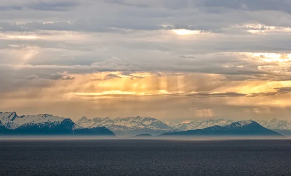 Raggi di sole sopra Cook Inlet — Foto Stock