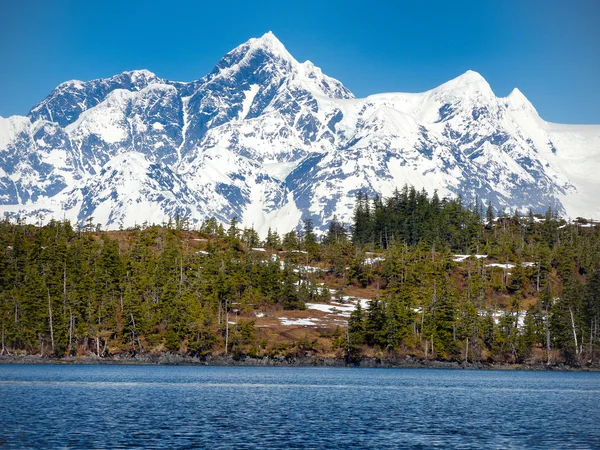 Chugach Bergen en de zee — Stockfoto