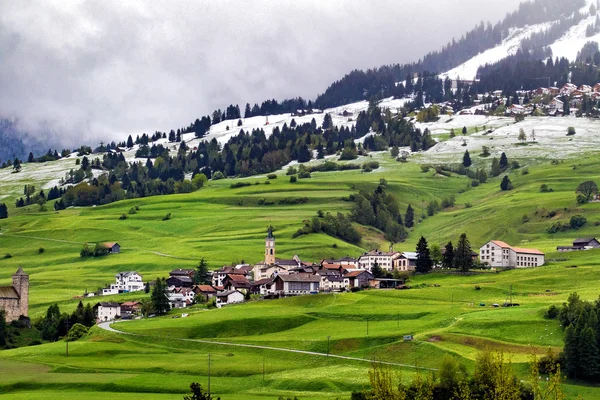 Деревня Рион в Швейцарских Альпах — стоковое фото