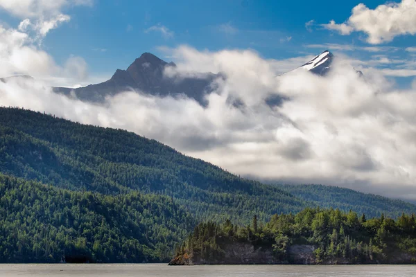 Montagne Chugach sul fiume Rame — Foto Stock