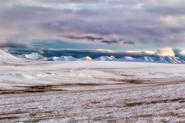 Zachód słońca oświetlające górskie od Dalton Highway — Zdjęcie stockowe