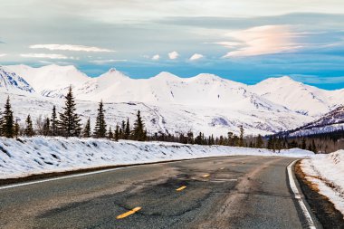 Karlı dağların Richardson otoban üzerinden