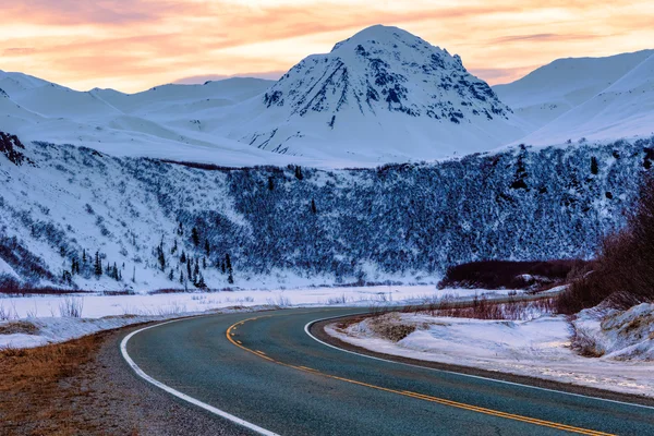 Cupola innevata lungo la Richardson Highway vicino Rainbow Ridge — Foto Stock