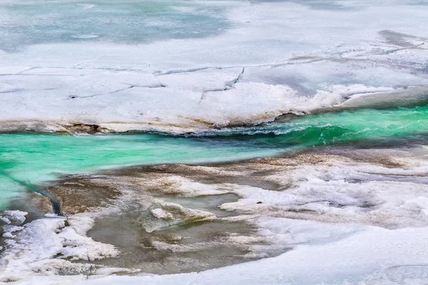 Ijs breken op zwarte Rapids — Stockfoto