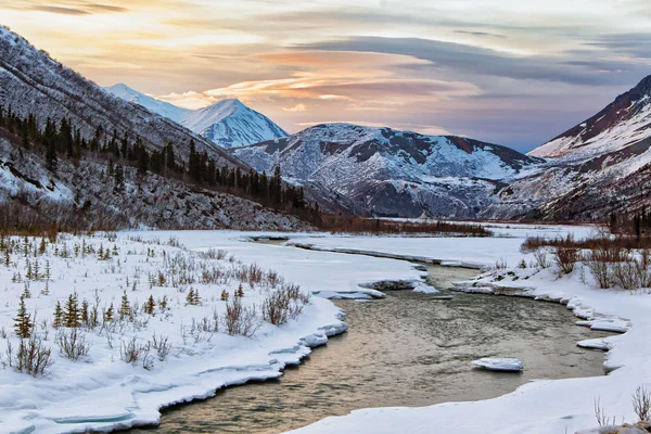 雪山和兰河 免版税图库照片