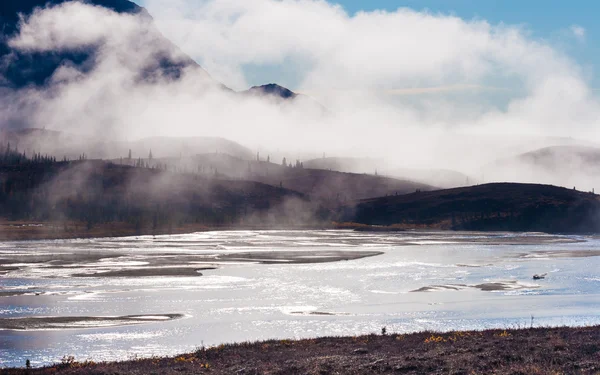 Rio Susitna e as Montanhas Clearwater — Fotografia de Stock